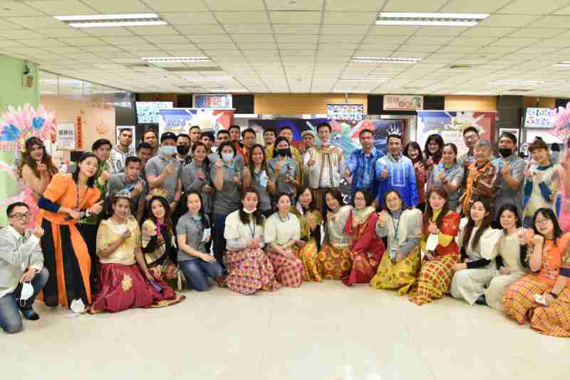 友達推動「安心、、、創新、、、、用心、、、同心、、、、盡心」五星職旅，，，為菲籍員工打造全方位照護，，，首度贏得「人權實踐與發展領袖獎」殊榮