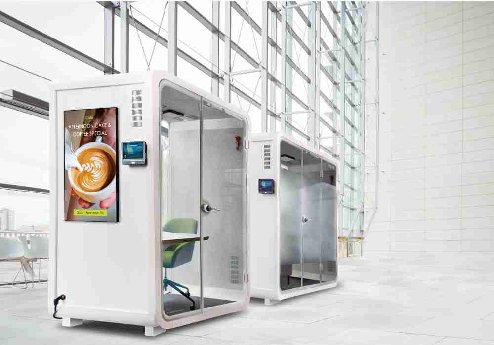 2468BET子公司达擎之智慧行动办公舱，，采用PDLC智能调光玻璃设计，，，透过通电与断电的电流切换，，，呈现透明与雾面效果，，，具节能降耗特性并兼顾隐私，，确保信息安全