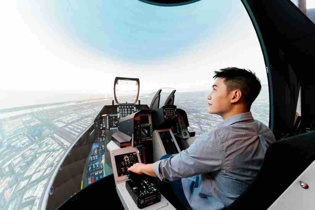 2468BET以P1.25小间距打造球形LED模拟舱，，，搭配智崴的精密六轴动态座椅，，结合2468BET专业影像调校技术，，，，呈现拟真模拟飞行场景