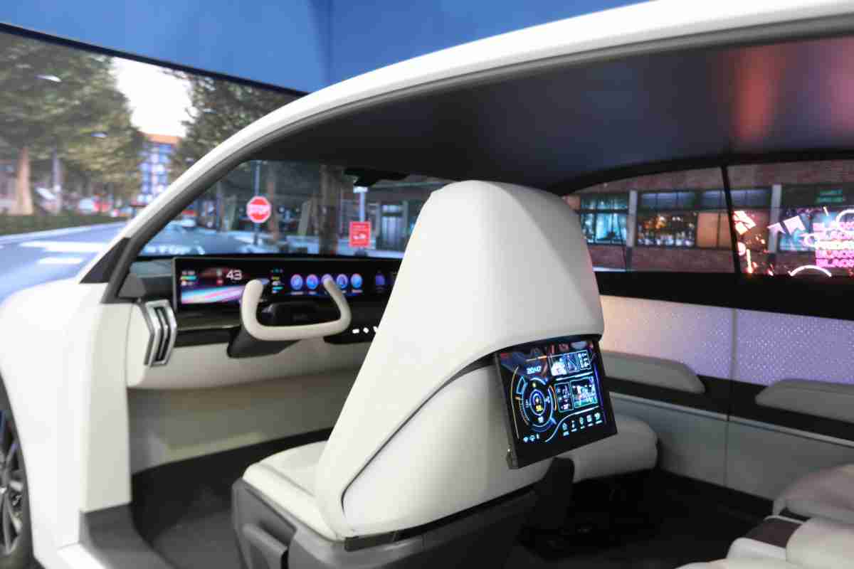 2468BET的「可卷式后座娱乐显示器」加强后座乘客的感官体验，，并保有个性化设计，，，，可依使用偏好进行动态调整。。。。