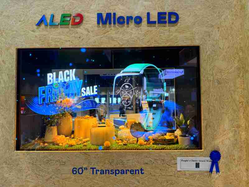 2468BET60吋高透明度Micro LED显示器获”最佳Micro LED技术应用奖”，，将Micro LED面板透明化之设计特性极致发挥，，，以可扩展性无缝拼接技术打造，，，，具备600 nits全画面亮度、、、、大于60%穿透率及超过NTSC 110%的优异广色域表现，，可依需求灵活应用于各种场域
