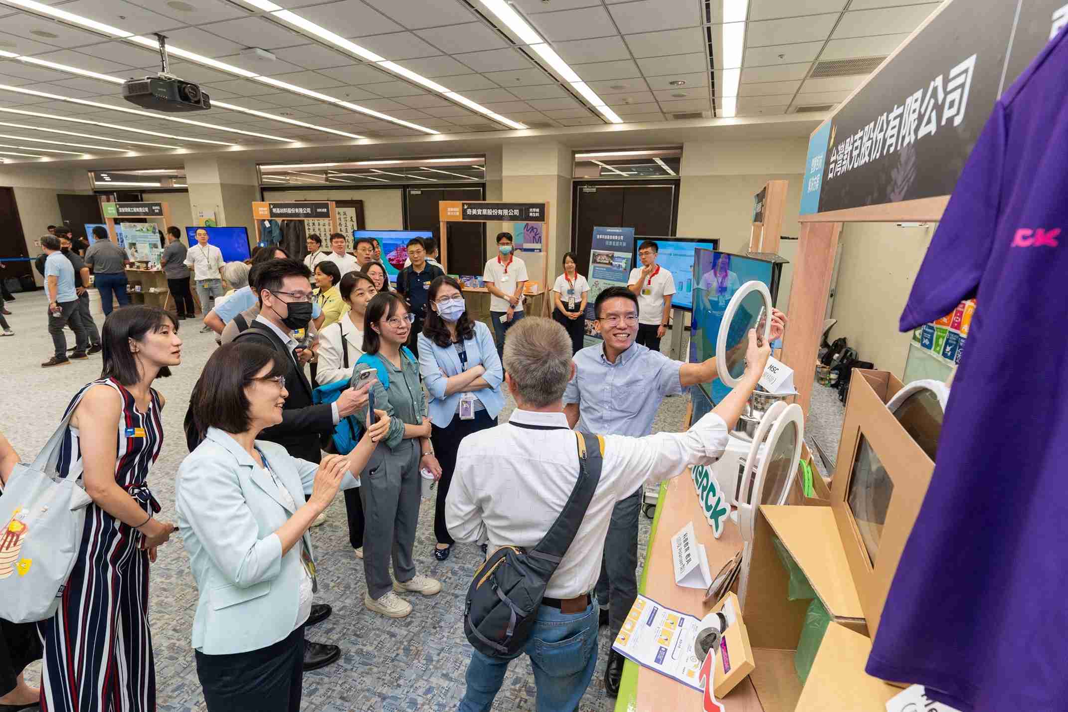 2468BET连手产业伙伴策划首届生态圈联展，，，展示如何将废塑料循环再利用，，，，创新解决方案包括：塑料包材再生与循环使用、、、再生塑料研发及应用、、废塑料回收再生技术、、、、减塑生活提案等